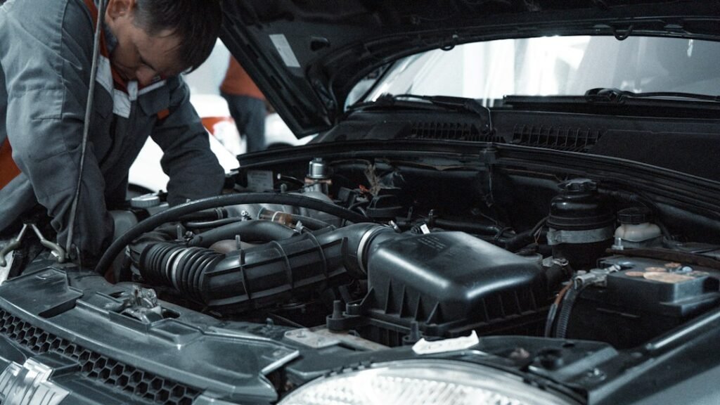 Diagnosis y averías de motor en Santa Coloma: mecánico inspeccionando el motor de un coche (imagen ilustrativa).