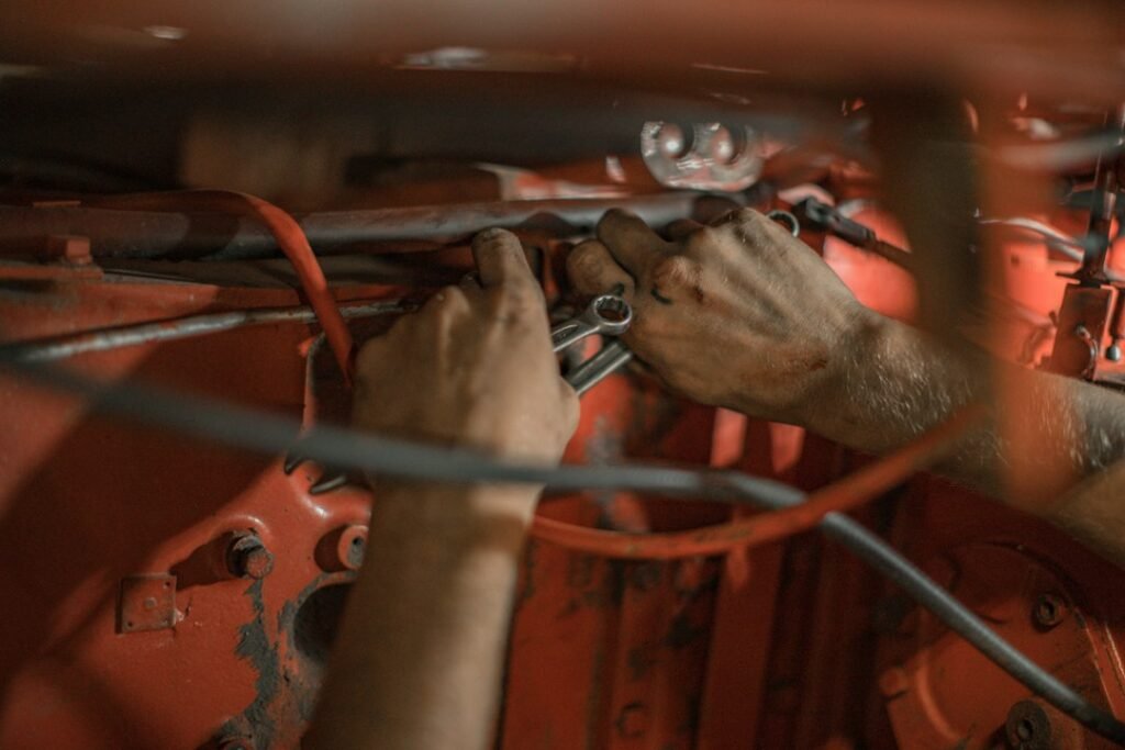 Taller Autoconexión: trabajo mecánico en el compartimento del motor (imagen ilustrativa).
