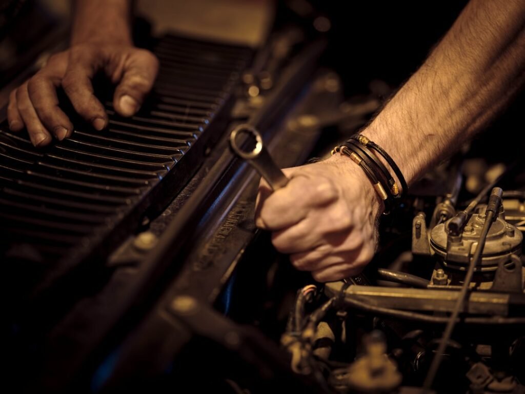 Mecánica en Santa Coloma: manos trabajando con una herramienta en el motor (imagen ilustrativa).